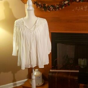 Crown and Ivy Lady's 3/4 Sleeved 🌼 Flower Cut Out V-Neck Tunic